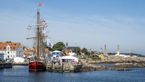 Stort træskib ved kajen i Allinge Havn under Folkemødet på Bornholm